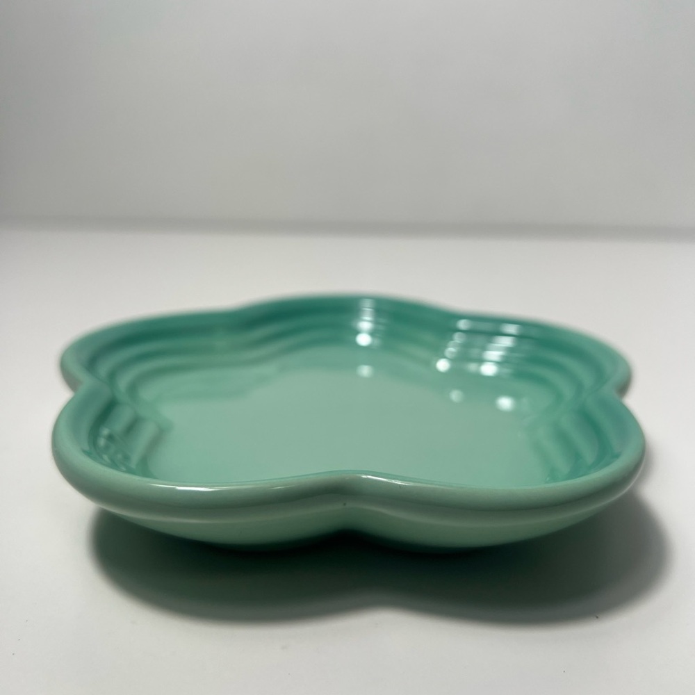 Le Creuset Stoneware Flower Petal Scalloped Trinket Dish Plate Tray - Picture 6 of 11